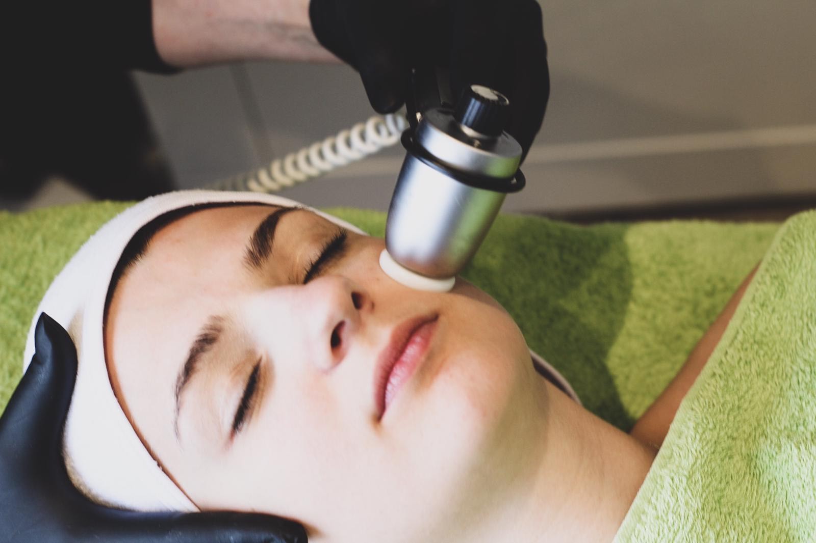 Eine Frau wird mit Schallwellen behandelt