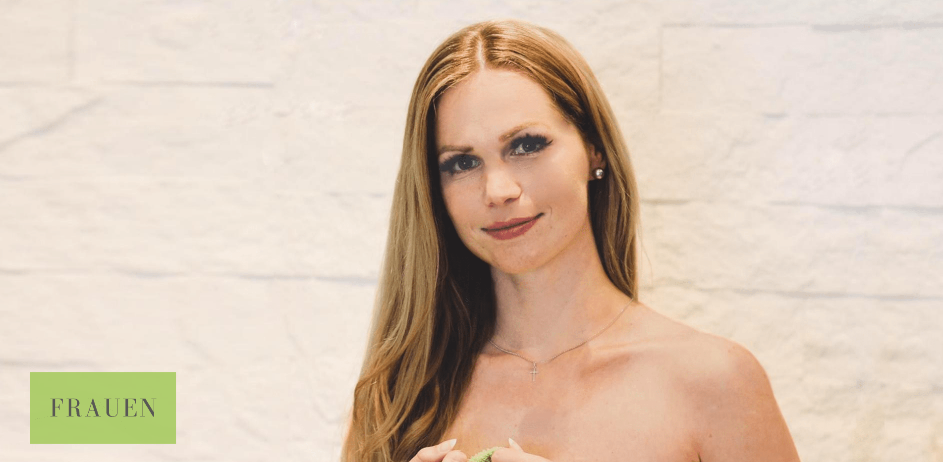 Eine schöne lächelde Frau